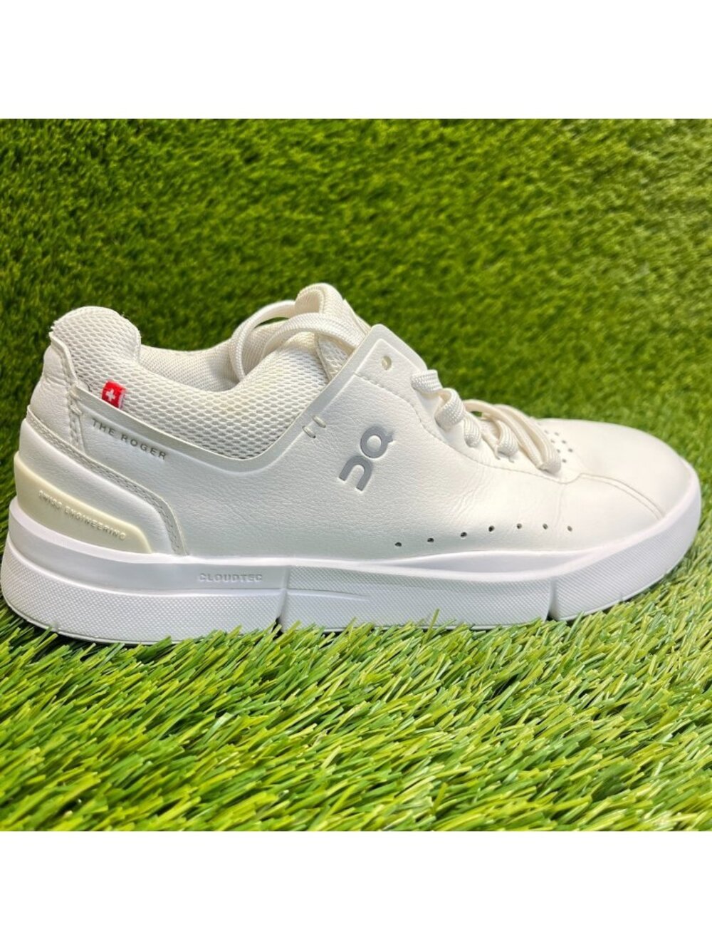 On The Roger Advantage Womens Size 8 White Gray Athletic Leather Shoes Sneakers